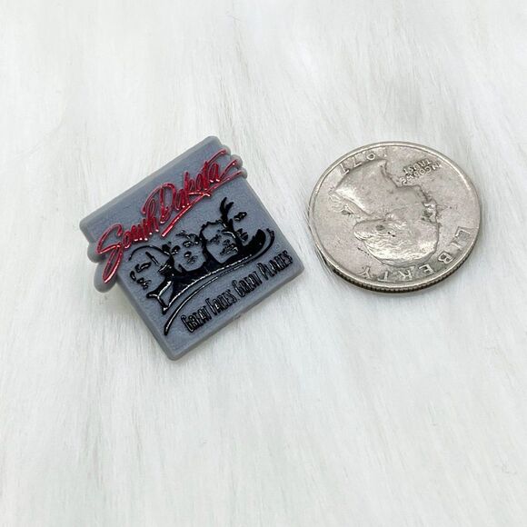 🔮 5/$25 Vintage South Dakota Mount Rushmore Pin - Picture 2 of 3